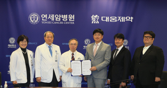 지난 7일 연세암병원 회의실에서 열린 '대웅제약·연세의대 송당 암 연구센터, 암환자 맞춤형 진단·치료 체계 개발 산학협력 협약식'에서 라선영 송당 암 연구센터 종양내과 교수(왼쪽부터), 노성훈 연세암병원 병원장, 정현철 송당 암 연구센터 센터장, 대웅제약 헬스케어인공지능사업부의 김양석 부장·김일환 팀장·김재영 박사가 기념촬영을 하고 있다. 대웅제약 제공